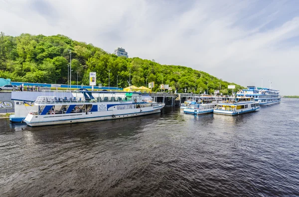 Pleasure boats on the Dnieper River in Kiev Ukraine — Stock Photo, Image