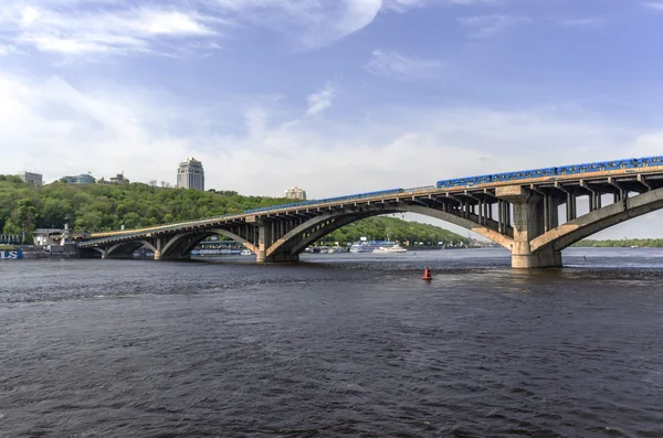 Metra most przez rzekę Dniepr w Kijowie — Zdjęcie stockowe