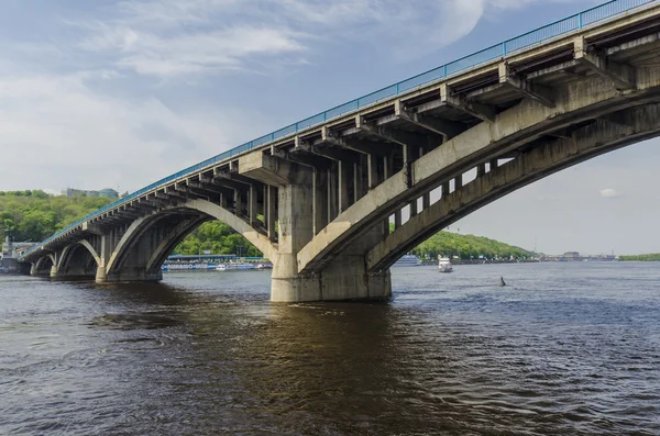 Puente de metro sobre el río Dniéper en Kiev — Foto de Stock