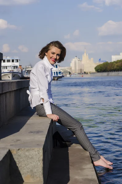 Young female businesswoman Carefully sresting on the bank of the river — Stock Photo, Image