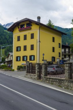 sokak ve evler Alp İtalyan ponte dağ kasabasında di legno bölge lombaridya brescia, sabahın erken saatlerinde Kuzey İtalya.