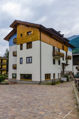 sokak ve evler Alp İtalyan ponte dağ kasabasında di legno bölge lombaridya brescia, sabahın erken saatlerinde Kuzey İtalya.