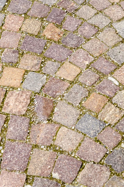 Carrelage extérieur, pavés et égouts pluviaux dans la rue la ville italienne — Photo