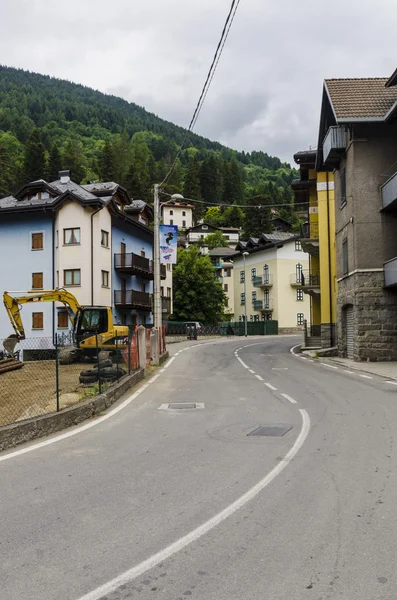 Calles y casas en la ciudad de montaña de Alpine Italia Ponte di Legno región Lombaridya Brescia, norte de Italia por la mañana temprano . — Foto de Stock