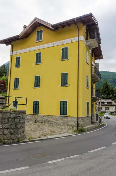 Ulice i domy w miejscowości górskich Alp włoskich ponte di legno regionu lombaridya brescia, w północnych Włoszech w wczesnym rankiem. — Zdjęcie stockowe