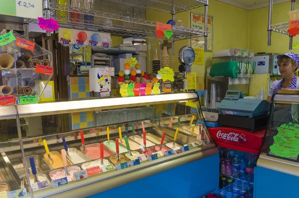 Un piccola gelateria in Italia — стокове фото