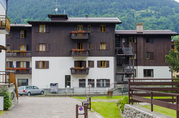 Ulice a domy ve městě horské alpské italský ponte di legno regionu lombaridya brescia, severní Itálie časně ráno. — Stock fotografie