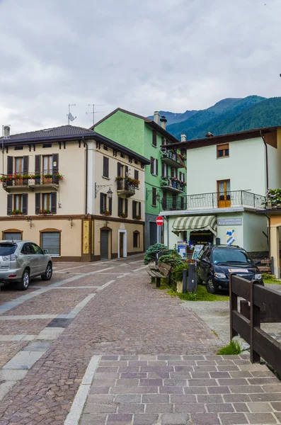 Ruas e casas na cidade montanhosa de Alpine Italian Ponte di Legno região Lombaridya Brescia, norte da Itália no início da manhã . — Fotografia de Stock