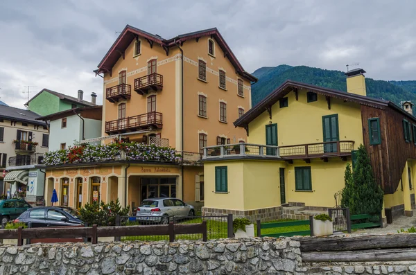 Sokak ve evler Alp İtalyan ponte dağ kasabasında di legno bölge lombaridya brescia, sabahın erken saatlerinde Kuzey İtalya. — Stok fotoğraf