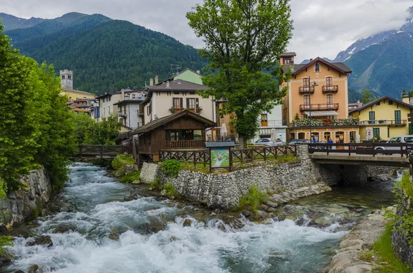 Ulice a domy ve městě horské alpské italský ponte di legno regionu lombaridya brescia, severní Itálie časně ráno. — Stock fotografie