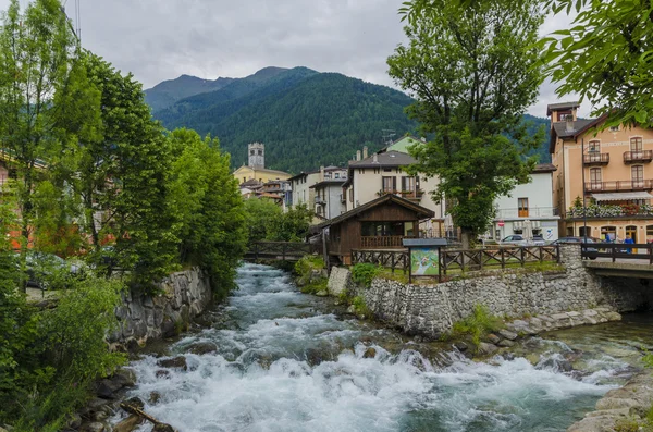 Ruas e casas na cidade montanhosa de Alpine Italian Ponte di Legno região Lombaridya Brescia, norte da Itália no início da manhã . — Fotografia de Stock