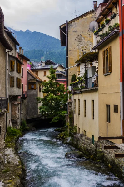 Calles y casas en la ciudad de montaña de Alpine Italia Ponte di Legno región Lombaridya Brescia, norte de Italia por la mañana temprano . — Foto de Stock