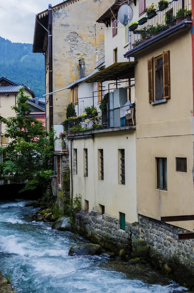 Ulice a domy ve městě horské alpské italský ponte di legno regionu lombaridya brescia, severní Itálie časně ráno. — Stock fotografie