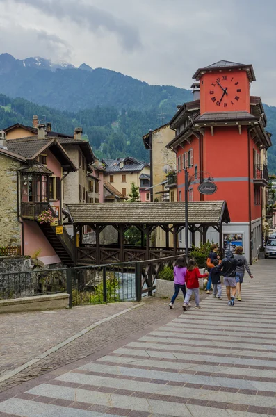 Ulice i domy w miejscowości górskich Alp włoskich ponte di legno regionu lombaridya brescia, w północnych Włoszech w wczesnym rankiem. — Zdjęcie stockowe