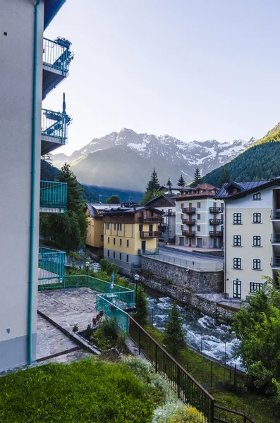 Straten en huizen in de berg stad van alpine Italiaanse ponte di legno regio lombaridya brescia, Noord-Italië in de vroege ochtend. — Stockfoto