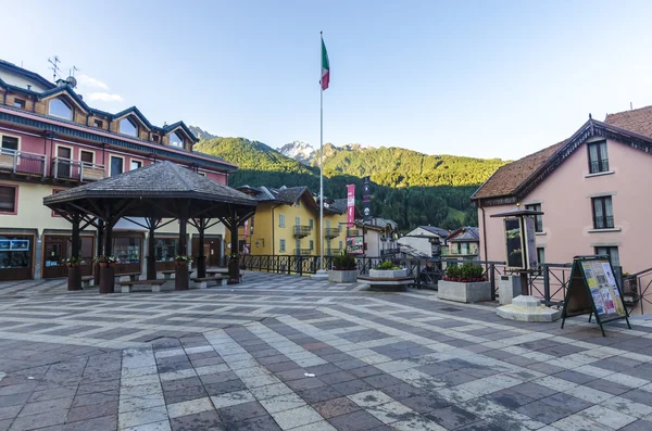 Ulice a domy ve městě horské alpské italský ponte di legno regionu lombaridya brescia, severní Itálie časně ráno. — Stock fotografie