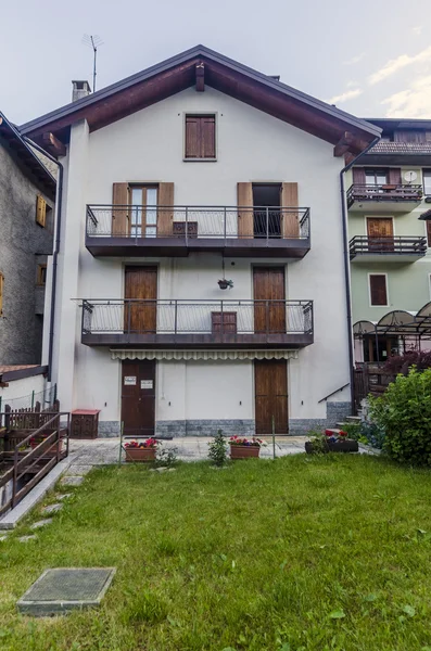 Straßen und Häuser in der Bergstadt der alpinen italienischen Ponte di legno Region Lombaridya Brescia, Norditalien am frühen Morgen. — Stockfoto