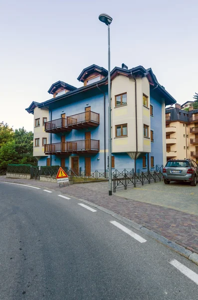 Calles y casas en la ciudad de montaña de Alpine Italia Ponte di Legno región Lombaridya Brescia, norte de Italia por la mañana temprano . — Foto de Stock