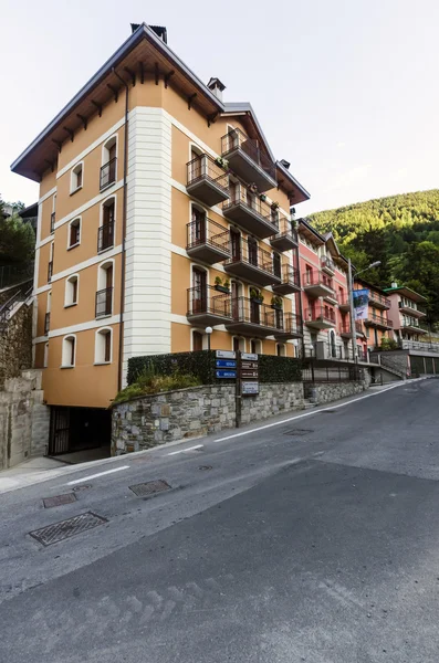 Ulice a domy ve městě horské alpské italský ponte di legno regionu lombaridya brescia, severní Itálie časně ráno. — Stock fotografie