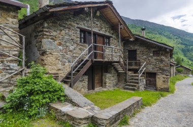 Yaz çayır İtalyan Alpleri Alp çobanlar köyünde taş ev