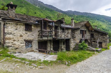 Yaz çayır İtalyan Alpleri Alp çobanlar köyünde taş ev