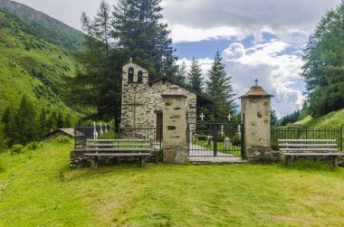 Köyü mezarlığına Alpler taş kilisede. İtalya