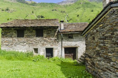 Yaz çayır İtalyan Alpleri Alp çobanlar köyünde taş ev