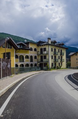 sokak ve evler Alp İtalyan ponte dağ kasabasında di legno bölge lombaridya brescia, İtalya
