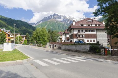 sokak ve evler Alp İtalyan ponte dağ kasabasında di legno bölge lombaridya brescia, İtalya