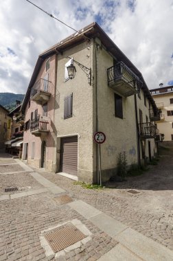sokak ve evler Alp İtalyan ponte dağ kasabasında di legno bölge lombaridya brescia, İtalya