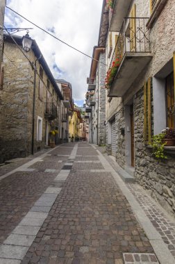 sokak ve evler Alp İtalyan ponte dağ kasabasında di legno bölge lombaridya brescia, İtalya