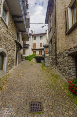 sokak ve evler Alp İtalyan ponte dağ kasabasında di legno bölge lombaridya brescia, İtalya