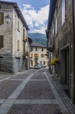 sokak ve evler Alp İtalyan ponte dağ kasabasında di legno bölge lombaridya brescia, İtalya