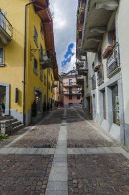 sokak ve evler Alp İtalyan ponte dağ kasabasında di legno bölge lombaridya brescia, İtalya