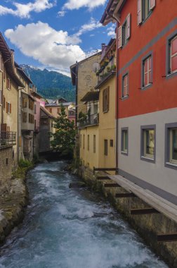 sokak ve evler Alp İtalyan ponte dağ kasabasında di legno bölge lombaridya brescia, İtalya