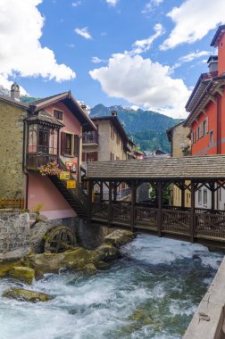 sokak ve evler Alp İtalyan ponte dağ kasabasında di legno bölge lombaridya brescia, İtalya