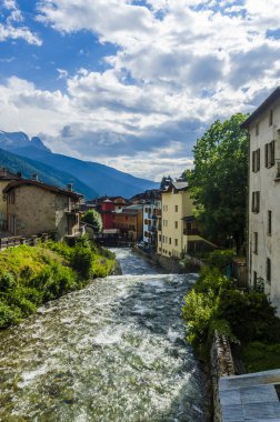sokak ve evler Alp İtalyan ponte dağ kasabasında di legno bölge lombaridya brescia, İtalya