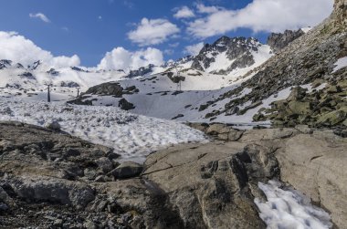 üstünde belgili tanımlık tepe-in Alp buzulları, yaz aylarında gizlemek. passo di tonalle, Kayak Merkezi. Kuzey İtalya