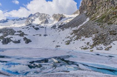 üstünde belgili tanımlık tepe-in Alp buzulları, yaz aylarında gizlemek. passo di tonalle, Kayak Merkezi. Kuzey İtalya