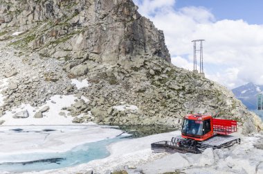 Alpler'de Kayak kar temizleme traktör tesisi