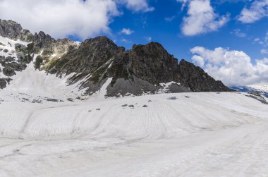 üstünde belgili tanımlık tepe-in Alp buzulları, yaz aylarında gizlemek. passo di tonalle, Kayak Merkezi. Kuzey İtalya