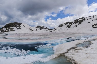 üstünde belgili tanımlık tepe-in Alp buzulları, yaz aylarında gizlemek. passo di tonalle, Kayak Merkezi. Kuzey İtalya