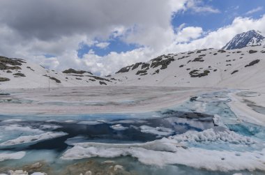 üstünde belgili tanımlık tepe-in Alp buzulları, yaz aylarında gizlemek. passo di tonalle, Kayak Merkezi. Kuzey İtalya