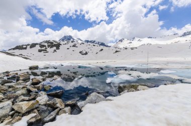 üstünde belgili tanımlık tepe-in Alp buzulları, yaz aylarında gizlemek. passo di tonalle, Kayak Merkezi. Kuzey İtalya