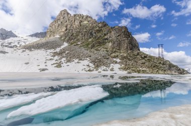 üstünde belgili tanımlık tepe-in Alp buzulları, yaz aylarında gizlemek. passo di tonalle, Kayak Merkezi. Kuzey İtalya