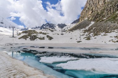 üstünde belgili tanımlık tepe-in Alp buzulları, yaz aylarında gizlemek. passo di tonalle, Kayak Merkezi. Kuzey İtalya