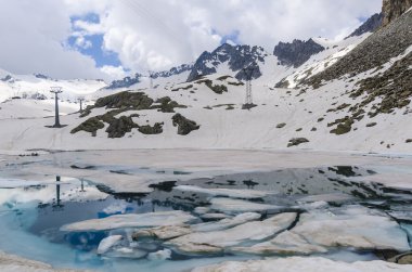 üstünde belgili tanımlık tepe-in Alp buzulları, yaz aylarında gizlemek. passo di tonalle, Kayak Merkezi. Kuzey İtalya
