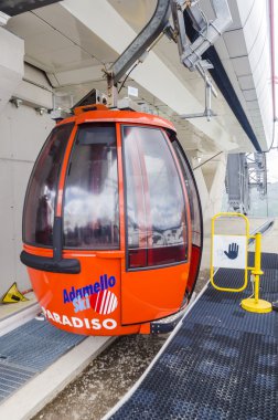 üzerinde İtalya Alpleri'nde kablo teleferik teleferik