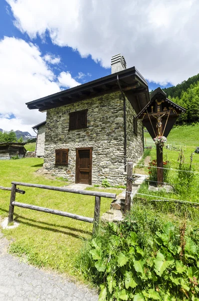 Stenhus i byn alpine herdar i de italienska Alperna sommaren ängar — Stockfoto