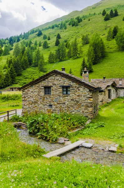 Kamenný dům ve vesnici alpských pastevců v italských Alpách letní louky — Stock fotografie